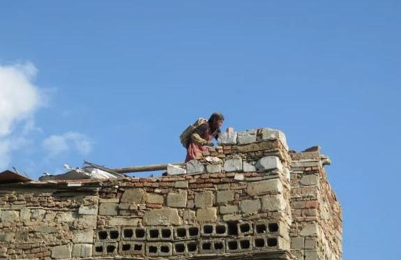 捡了5年破砖烂瓦在垃圾堆上建起一座城堡尊龙凯时ag旗舰厅网站60岁甘肃流人(图2)