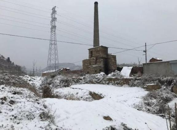 捡了5年破砖烂瓦在垃圾堆上建起一座城堡尊龙凯时ag旗舰厅网站60岁甘肃流人(图4)