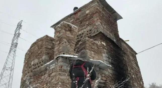 捡了5年破砖烂瓦在垃圾堆上建起一座城堡尊龙凯时ag旗舰厅网站60岁甘肃流人(图5)