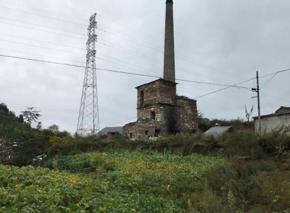 捡了5年破砖烂瓦在垃圾堆上建起一座城堡尊龙凯时ag旗舰厅网站60岁甘肃流人(图8)
