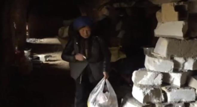 捡了5年破砖烂瓦在垃圾堆上建起一座城堡尊龙凯时ag旗舰厅网站60岁甘肃流人(图9)