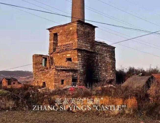 捡了5年破砖烂瓦在垃圾堆上建起一座城堡尊龙凯时ag旗舰厅网站60岁甘肃流人(图12)