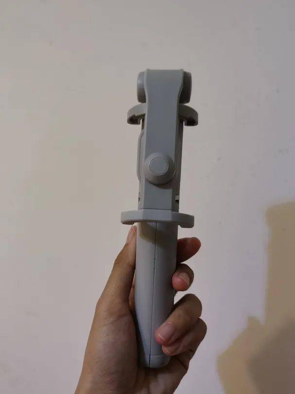 几十元的小米蓝牙自拍杆居然能用四年？尊龙凯时APP试物说vol320(图2)